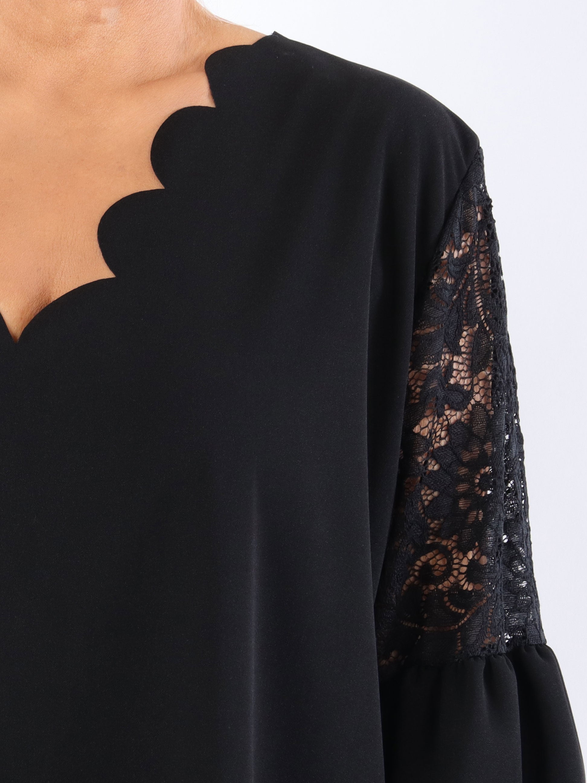 Cenobia - Feminin plus size klänning med spets och ballongärmar